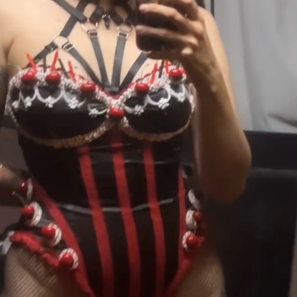 Goth cherry cake - Picture 5 of 8